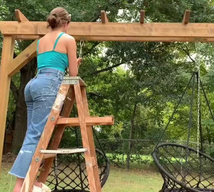 Easy To Build DIY Firepit With Hanging Chairs