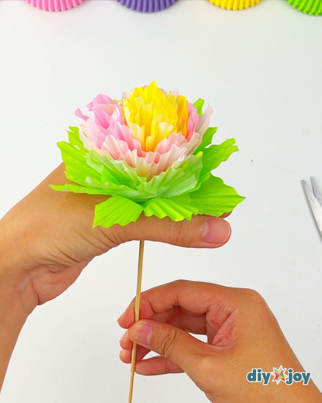 Easy Paper Flower Bouquet Using Cupcake Liners — making the flower