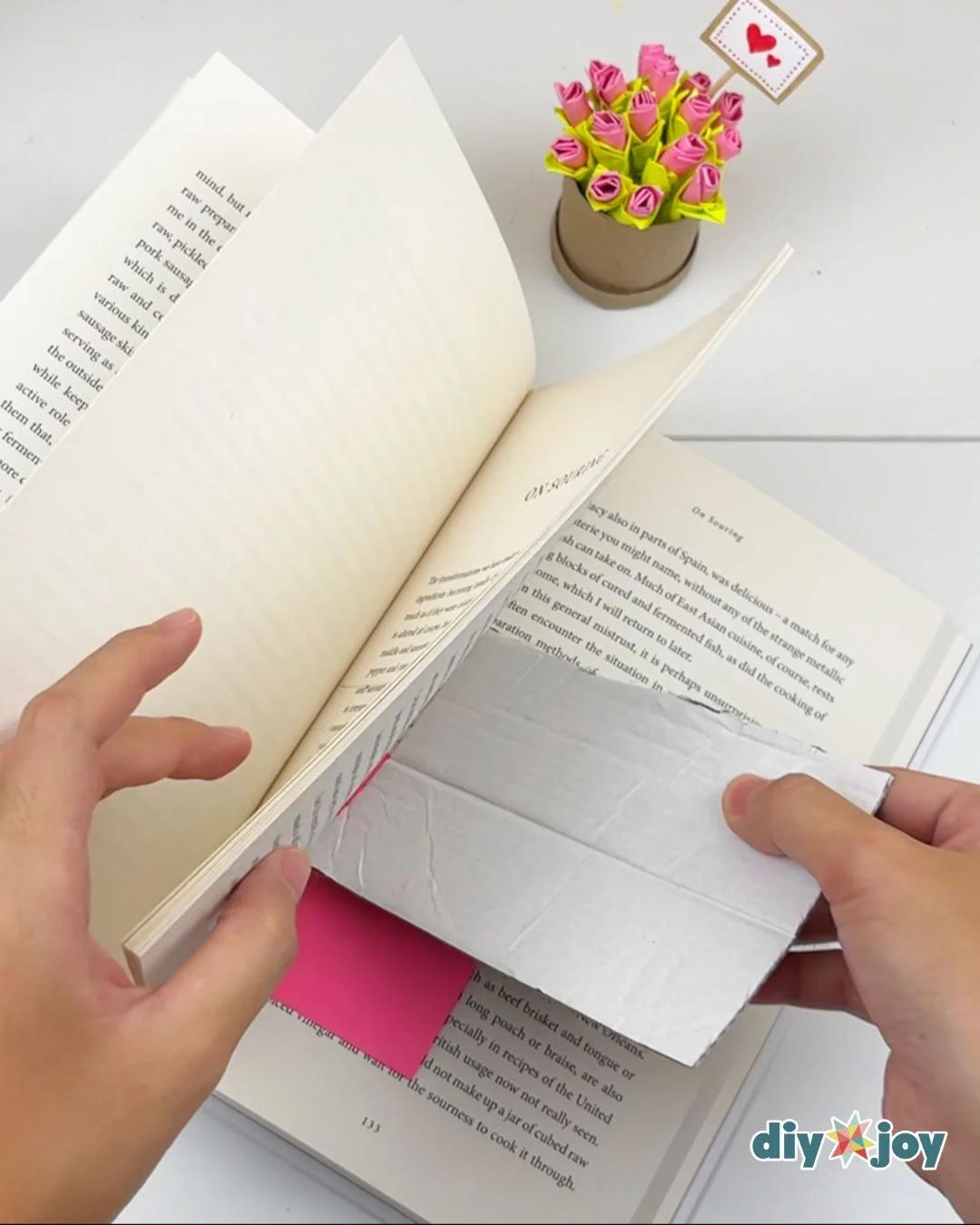 Book Flower Vase — counting pages