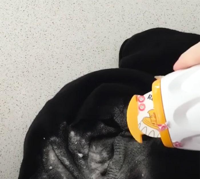 Easy Laundry Cleaning Tips and Tricks - How To Remove Deo from Dark Clothes