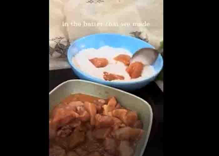 Coating the chicken with the flour mixture