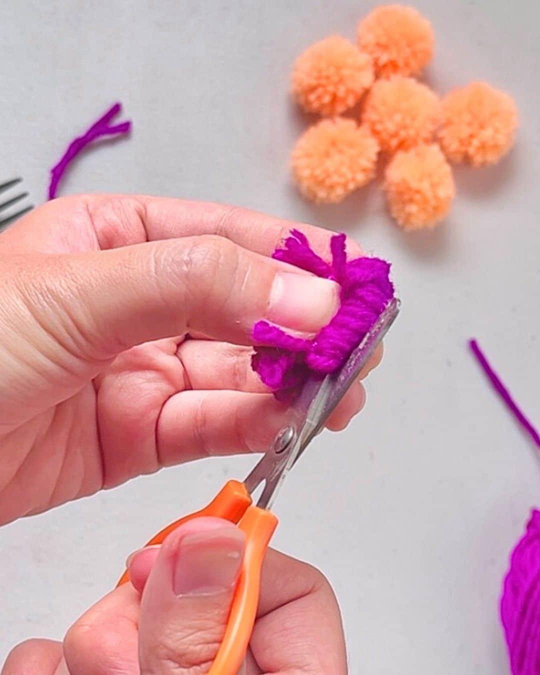 Pom Pom Flowers Fork — diy yarn craft decor