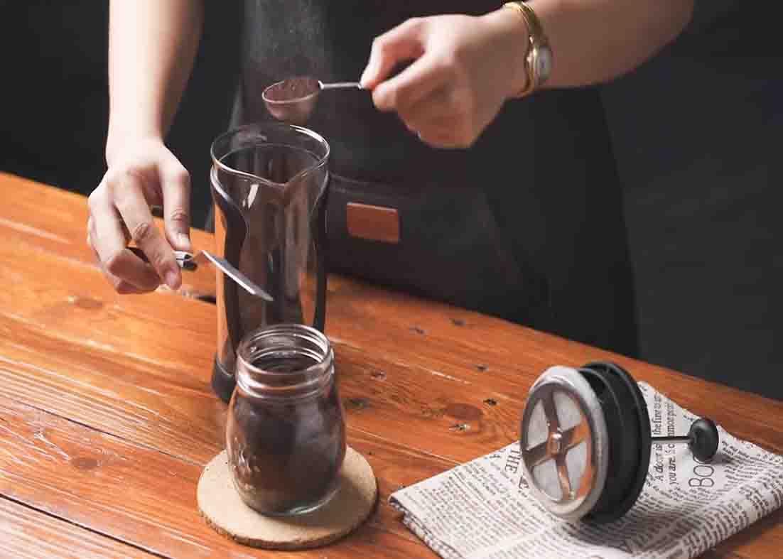 Making iced americano through a french press
