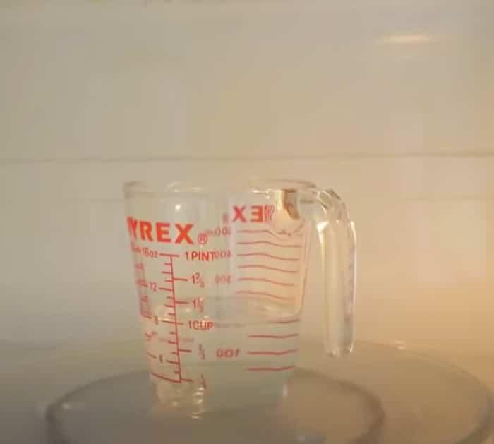Easy Ways To Clean A Microwave - Lemon and Vinegar To Clean Microwave - Kitchen Cleaning Hacks