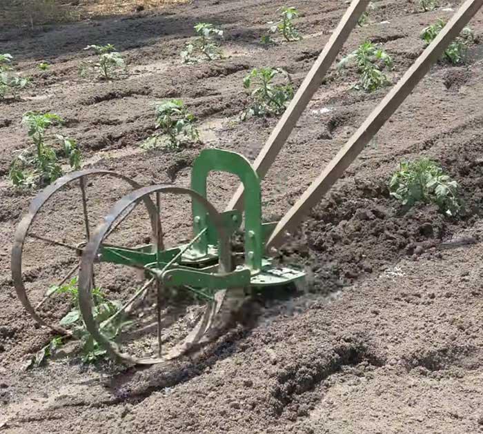 High Arch Wheel Hoe - Gardening Hacks