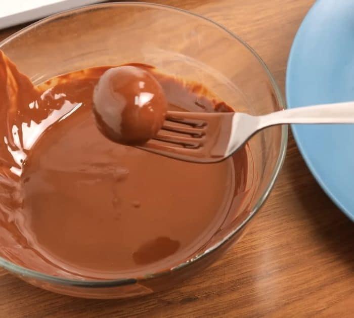 3-Ingredient No-Bake Chocolate Balls Recipe Instructions