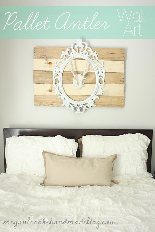 DIY Wall Art Ideas for the Bedroom - Faux Pallet Antler Wall Art - Rustic Decorating Projects For Bedroom, Brilliant Wall Art Projects, Creative Wall Art, Do It Yourself Crafts, Ea