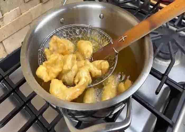 Deep frying the salt and pepper chicken