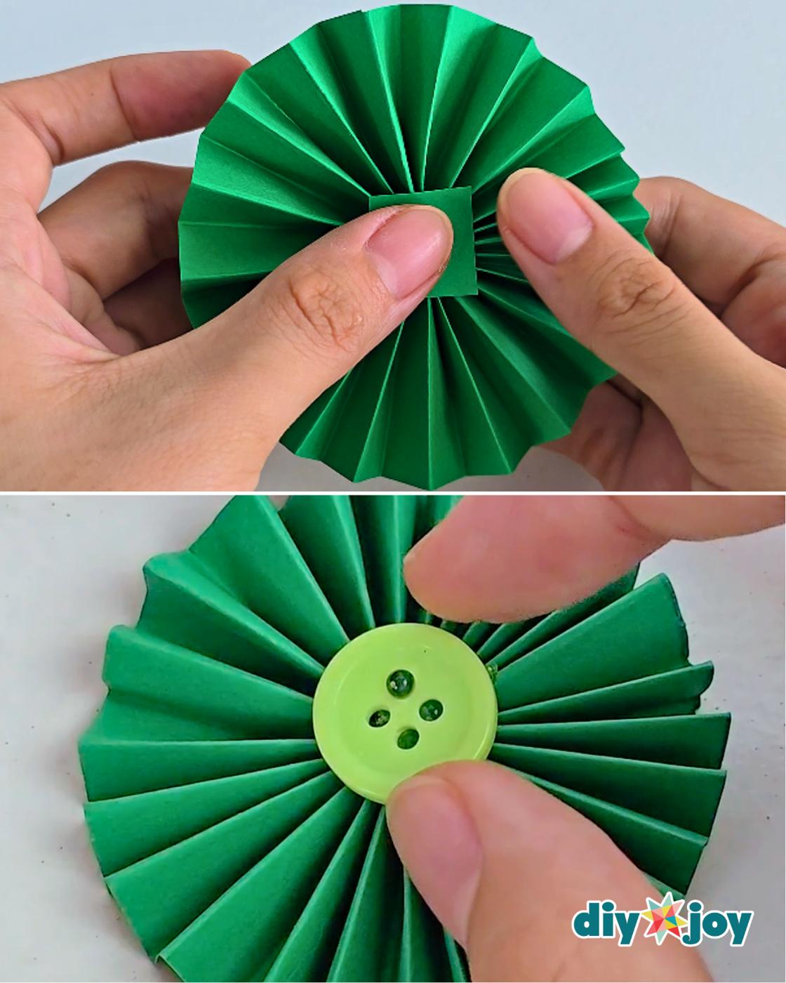 Simple and Beautiful Christmas Paper Wreath DIY