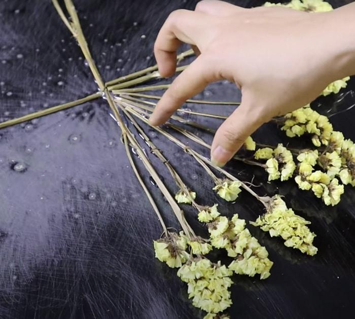 directions on how to make table with dried flowers and epoxy