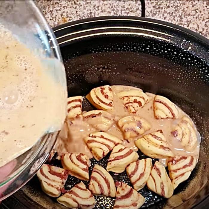 Crockpot Cinnamon Roll Casserole - Easy Crockpot Dessert - How To Make Cinnamon Rolls