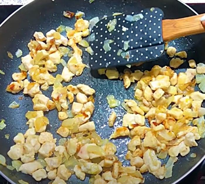 Make a casserole in a skillet with chicken and broccoli