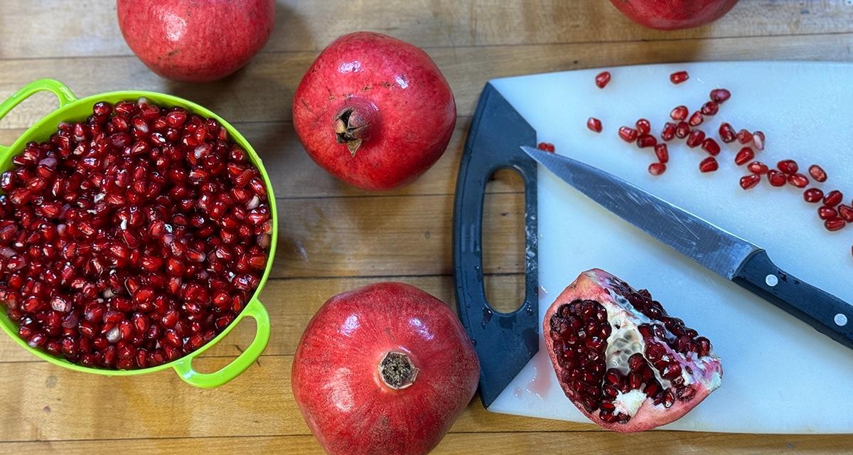 How to Peel A Pomegranate in Under A Minute | Quick Way to Get Pomegranate Without Mess