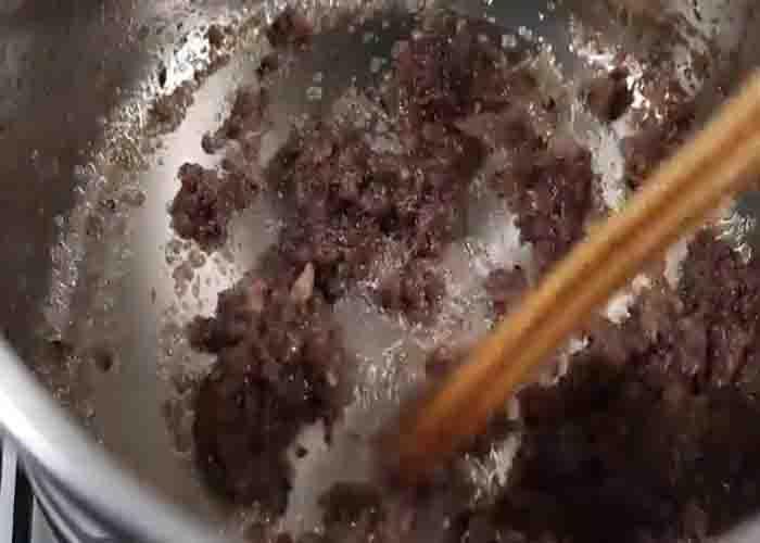 Cooking the paste mixture for the mixed bean stew recipe