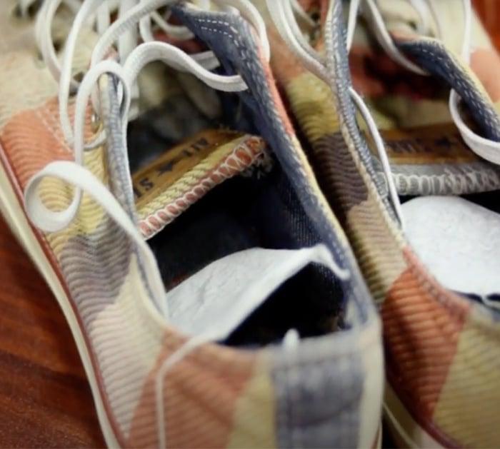steps to remove shoe odors with tea bags