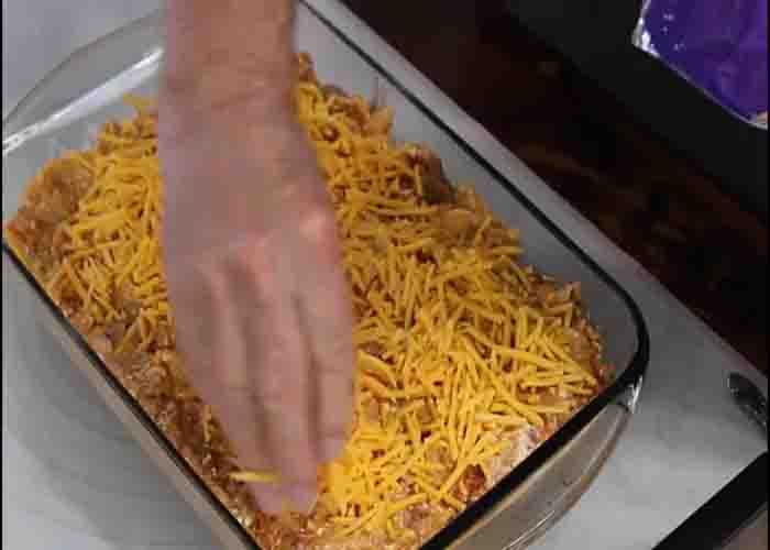 Assembling the sour cream noodle casserole