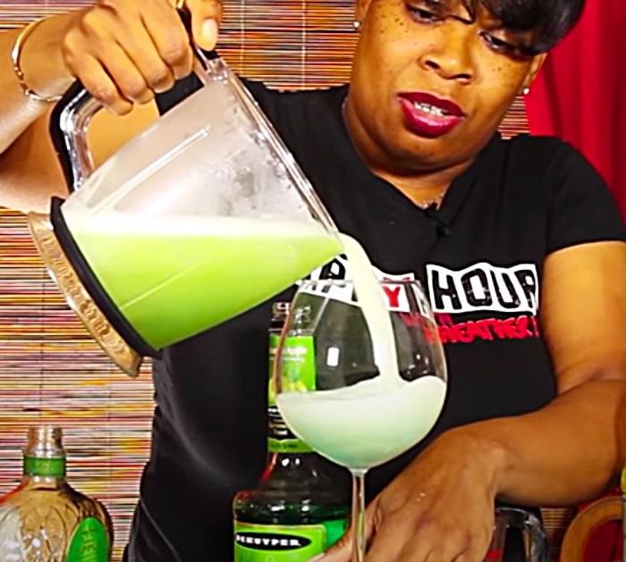Autumn Cocktail Ideas - Crown Royal Apple Frozen Drink - Frozen Drink Recipe