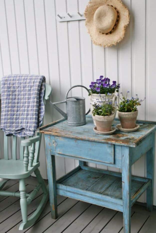 Decorate With Old Rocking Chair, a welcoming outdoor touch, simple enough for a first weekend project