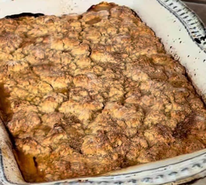 How to Make Crumbly Peaches and Cream Cobbler