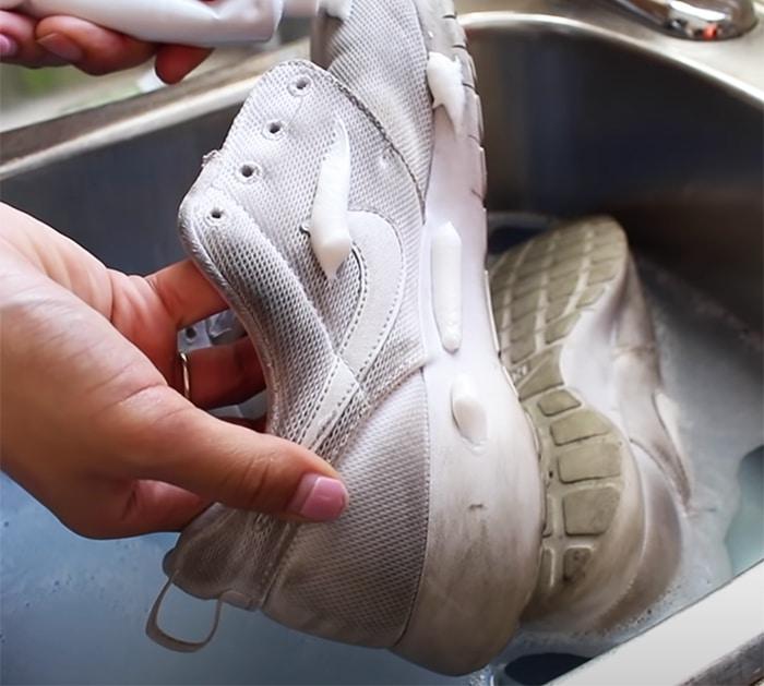 Use Toothpaste To Clean Dirty White Shoes - Wash Dirty White Shoes - How To clean sneakers