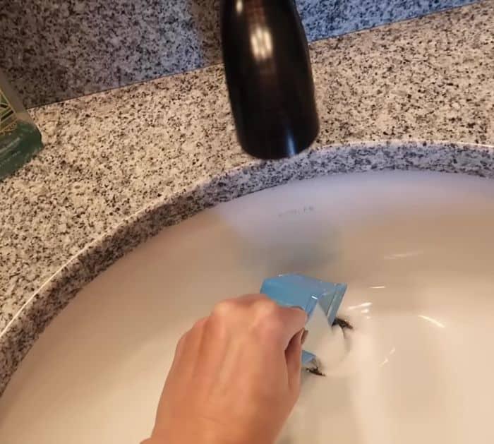 Easy Bathroom Tips and Hacks To Make Your Bathroom Smell Good