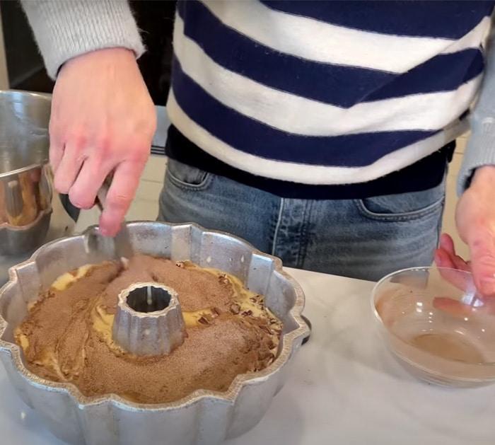 how to make coffee cake with pecans and cinnamon
