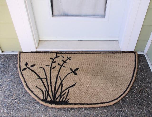 DIY Ideas With Carpet Scraps - Upcycled Carpet Scrap Into Door Mat - Cool Crafts To Make With Old Carpet Remnants - Cheap Do It Yourself Gifts and Home Decor on A Budget - Creative