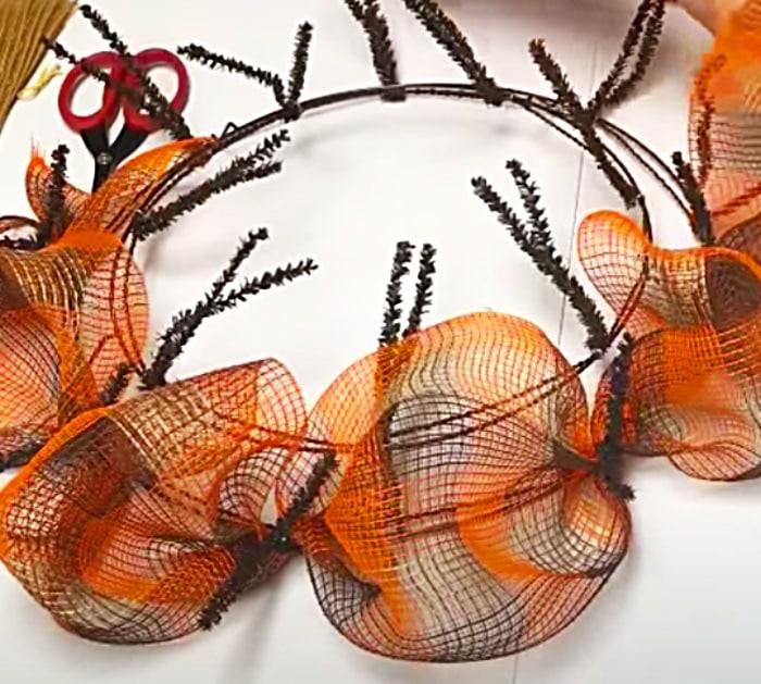 Easy Wreath Ideas - Use Deco Mesh To Make a Fall Wreath - DIY Wreath Ideas