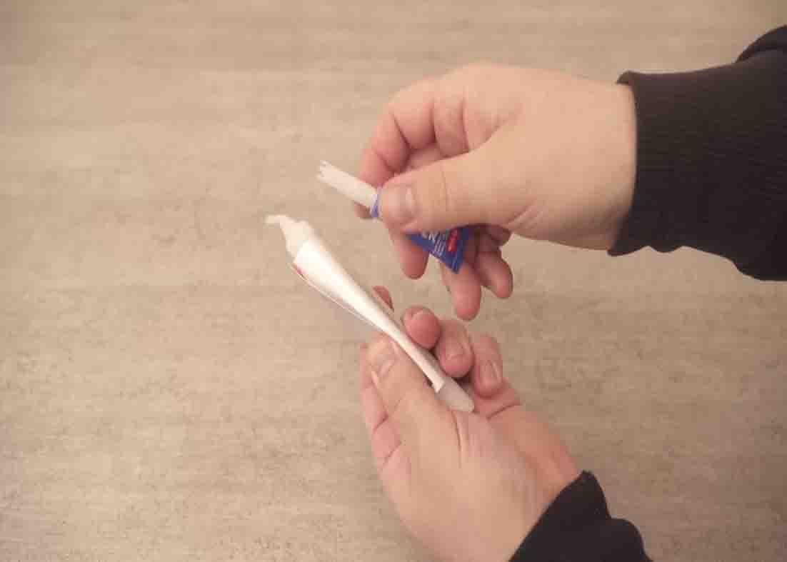 Wrapping the toothpaste tube around the candle