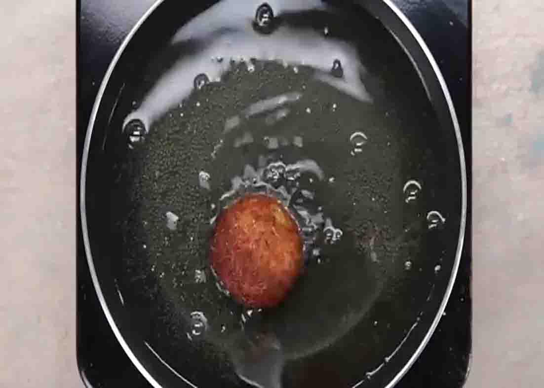 Frying the cheese-stuffed mashed potato balls