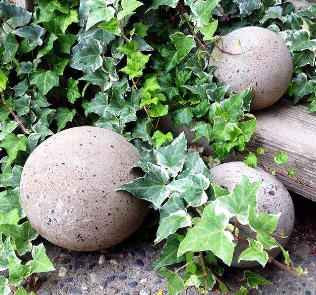 Pallet Wood Garden Walkway, a pretty accent piece for any garden bed and an easy weekend project for the yard