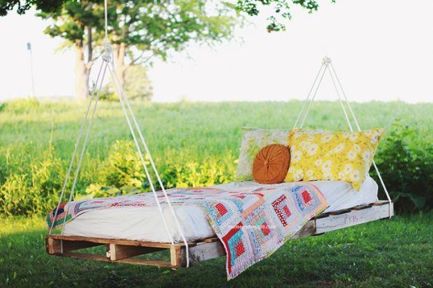 DIY Patio Furniture Ideas - DIY Pallet Swing Bed - Cheap Do It Yourself Porch and Easy Backyard Furniture, Rocking Chairs, Swings, Benches, Stools and Seating Tutorials - Dining Ta