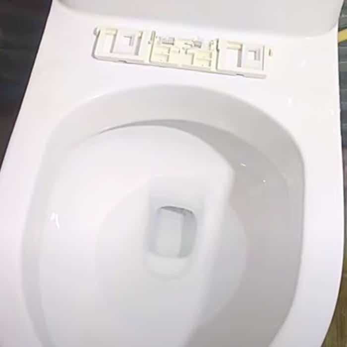How To Clean A Toilet With Toothpaste - Easy Way To Clean A Dirty Toilet - Bathroom Cleaning Hacks