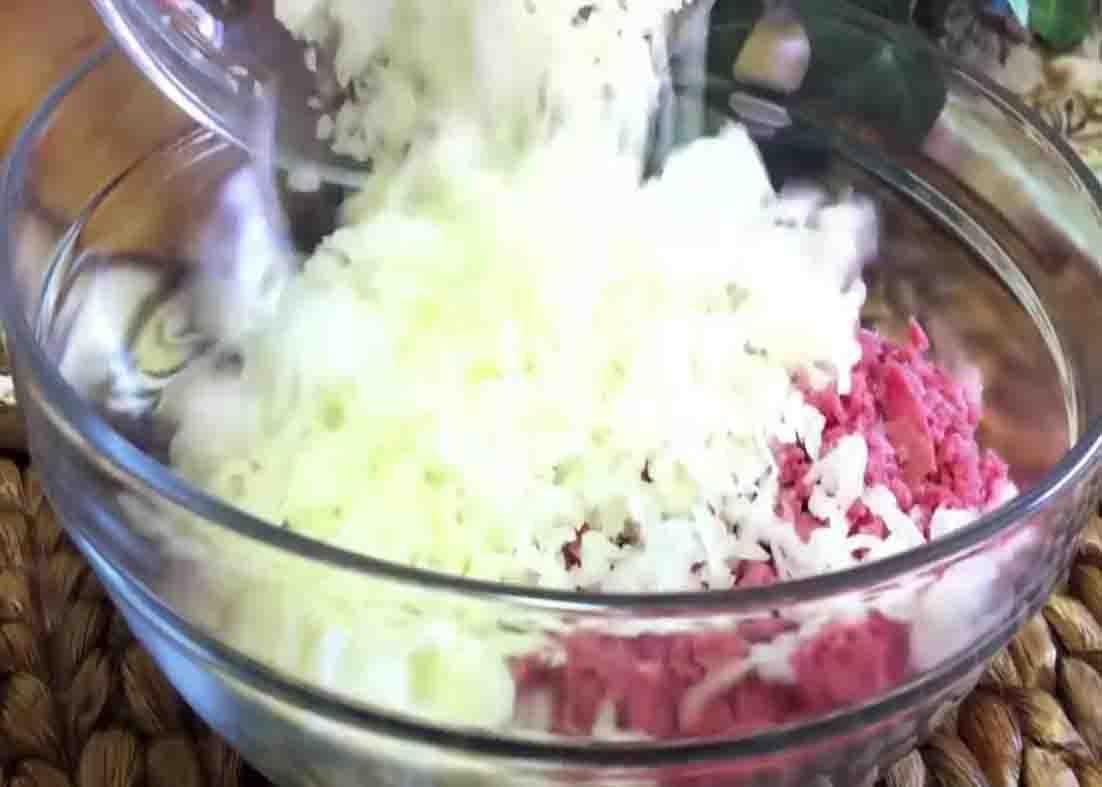 Combining all the ingredients of reuben bites
