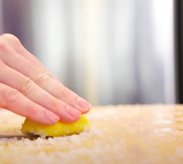 How To Clean A Cutting Board - DIY Cleaning - 1 Minute Cleaning - Kitchen Cleaning