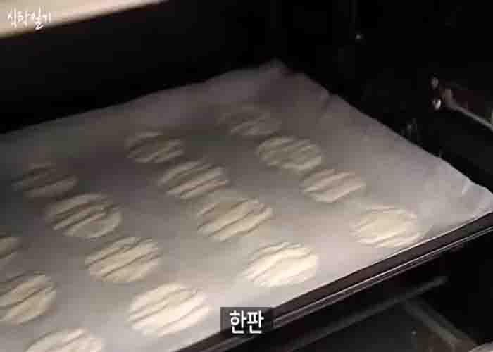 Cooking the onion potato chips in the oven