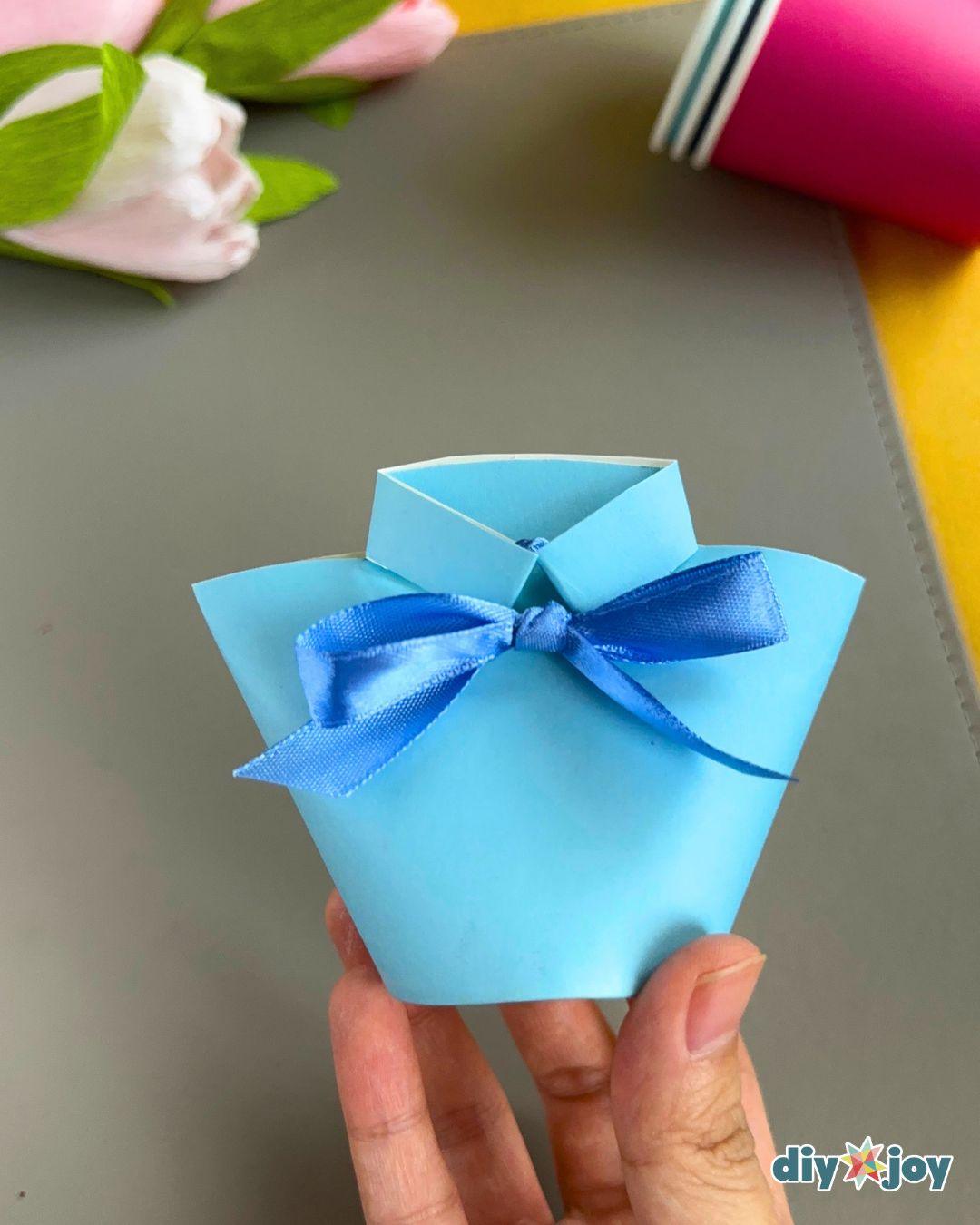 Fathers Day Paper Cup Shirt Gift — finishing touches