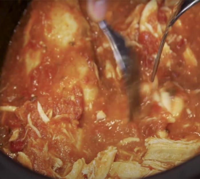 how to make 2 ingredient slow cooker salsa chicken