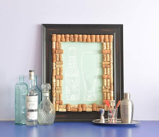 Easy WIne Cork Crafts for Wall Decor Frames - Wine Cork DIY Picture Frame - DIY Projects & Crafts by Sueeye #crafts