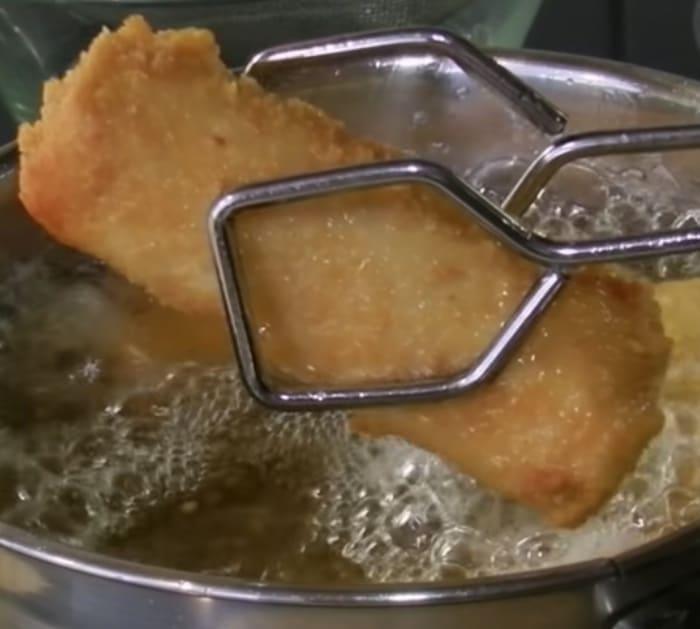 Make delicious easy cheap Crunchy Mozzarella Sticks
