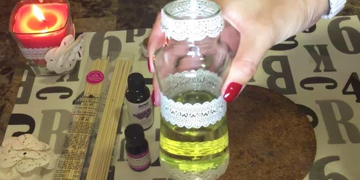 What She Does With A Mason Jar Keeps Her Home Smelling Good All The Time!