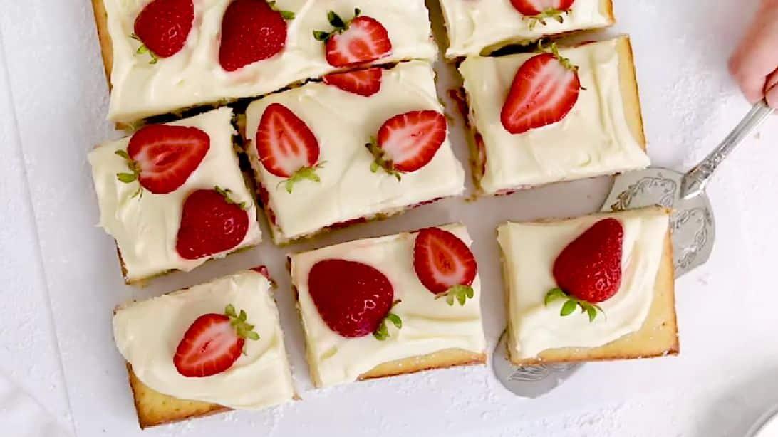 Easy-to-Make Fresh Strawberry Sheet Cake