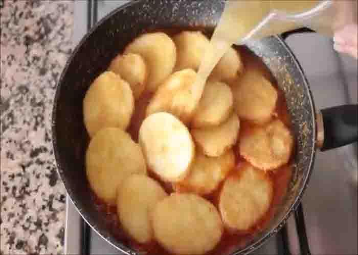 Simmering the Spanish potatoes