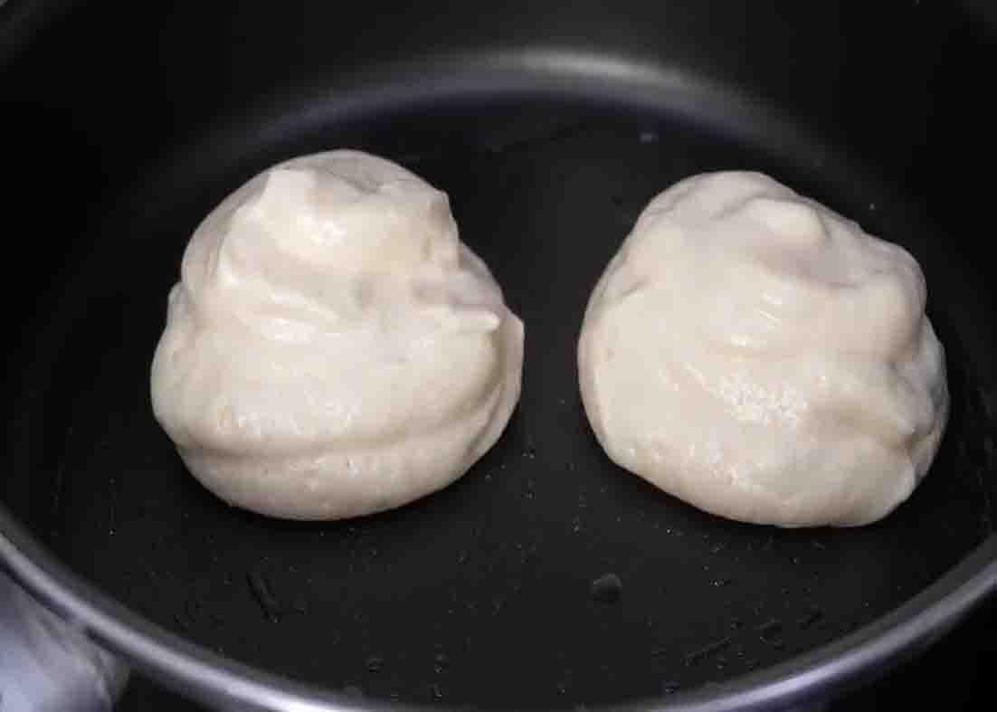 Cooking the souffle pancake in the pan