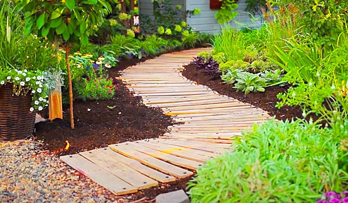 DIY Pallet Walkway