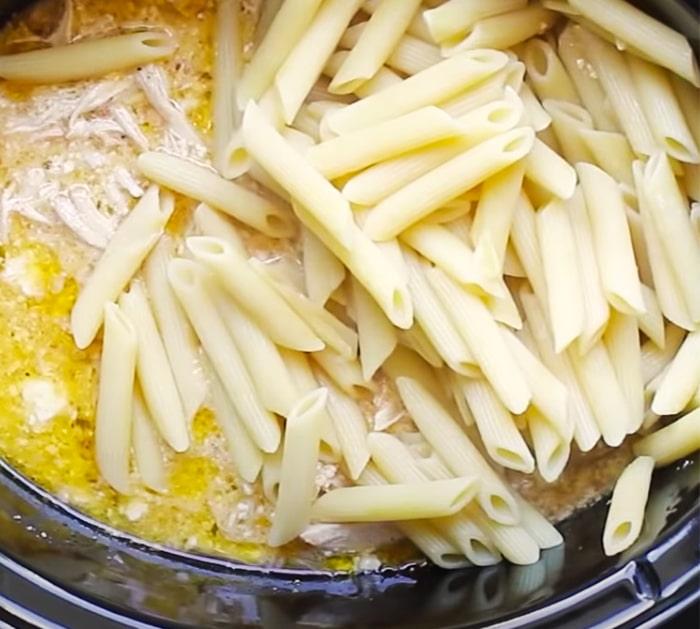 Slow Cooker Olive Garden Chicken Pasta - Easy White Sauce Pasta