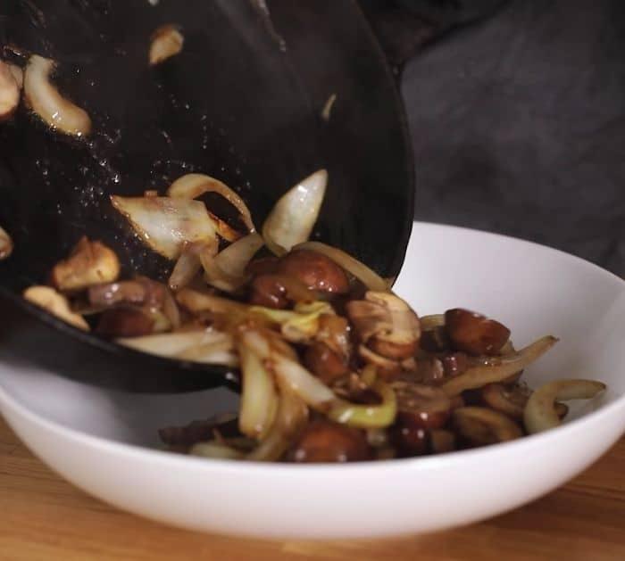 How to Make Beef Stroganoff Using a Skillet