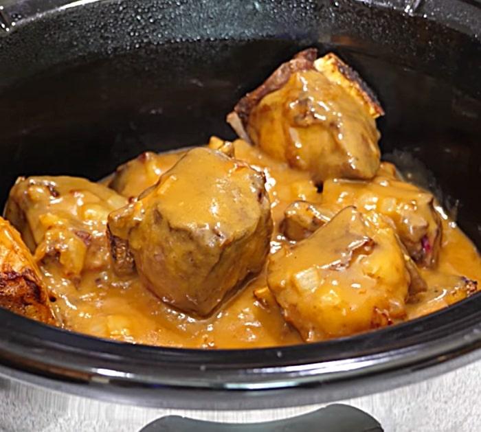 Make beef short ribs in the crockpot slow cooker