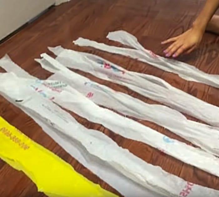 Weave a trash can from plastic bags