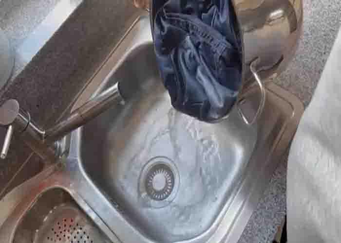 Rinsing the jeans after boiling it